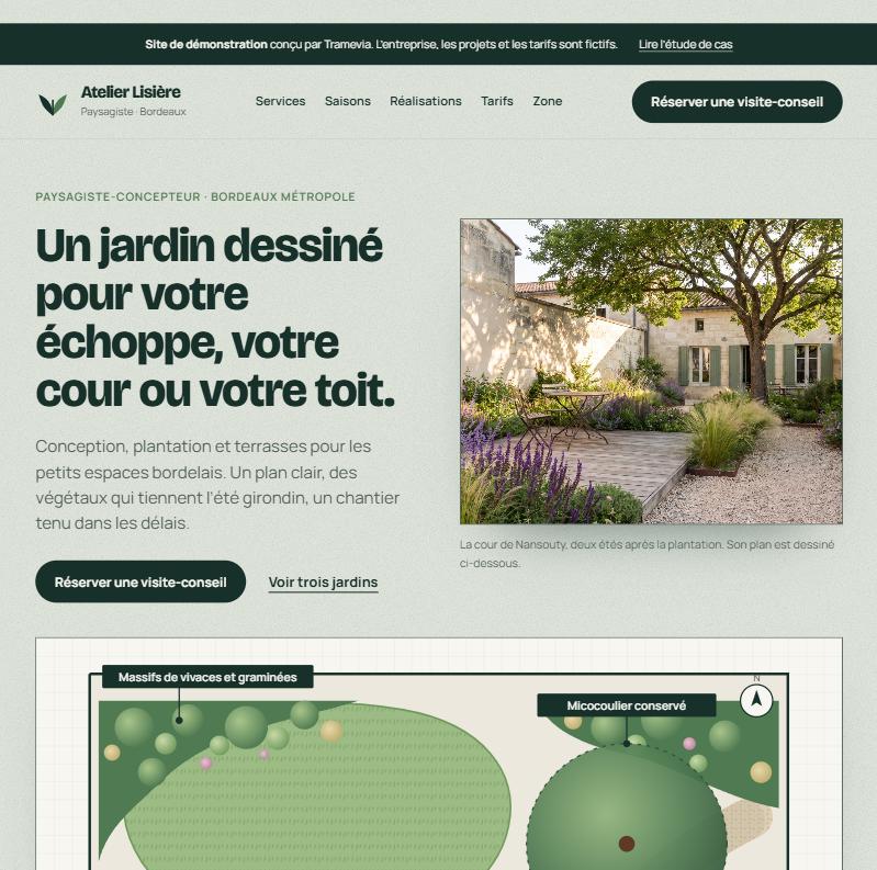 Page d’accueil du site Atelier Lisière : grand titre, puis plan de masse dessiné d’une cour d’échoppe avec terrasse, pelouse, massifs, arbre et annotations