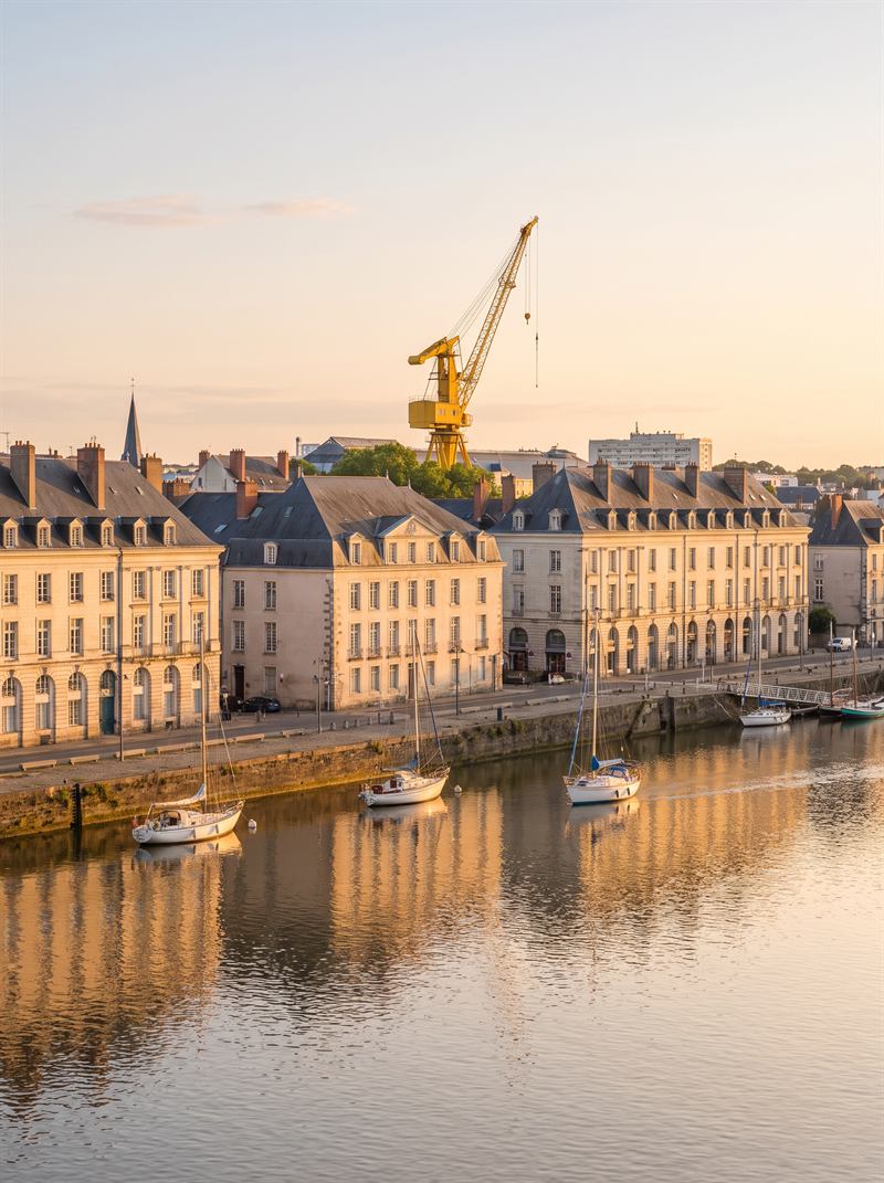 Quais de la Loire à Nantes, grue jaune et toits d’ardoise
