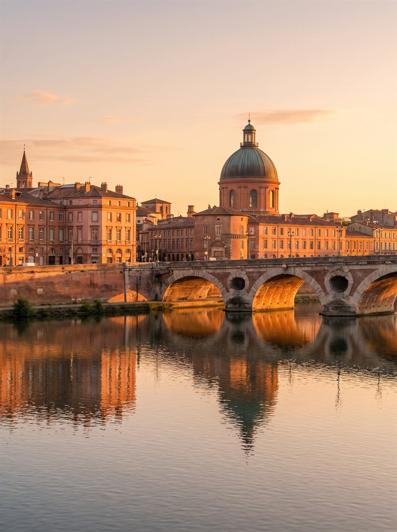 Façades de brique rose de Toulouse au bord de la Garonne